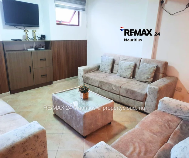 Ground floor apartment, walk to Mont Choisy Beach and hotels