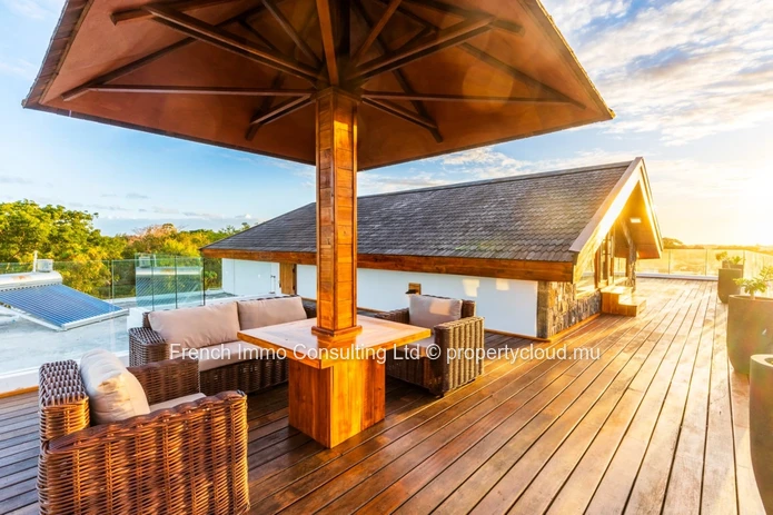 Superbe villa style chalet, 4 chambres en suites, piscine et jardin a grand baie chemin 20 pieds