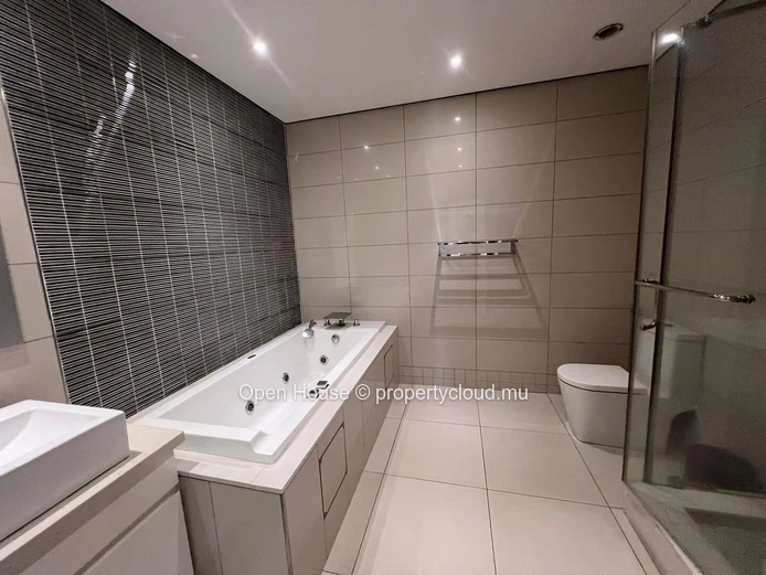 Appartement de deux chambres en suite au coeur de la croisette à Grand Baie. Piscine.