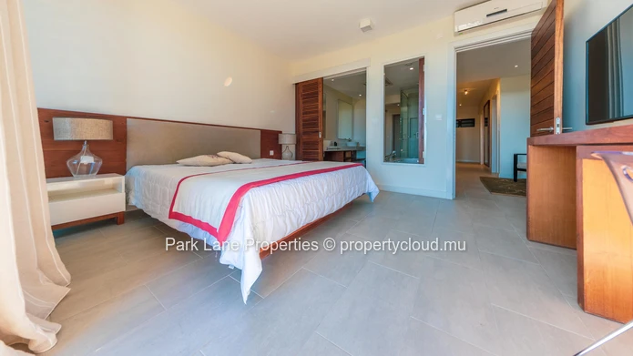 Home style apartment with magnificent sea and mountain views (Sole Mandate)