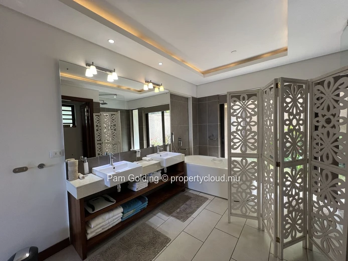Appartement à vendre à Rivière Noire, 3 chambres, 240m² avec piscine commune