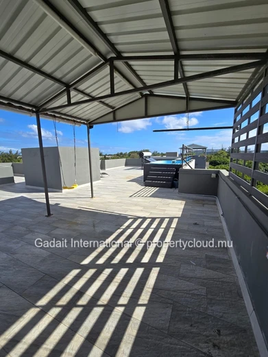 Exceptional penthouse with private rooftop in Pereybere – Sea & mountain views