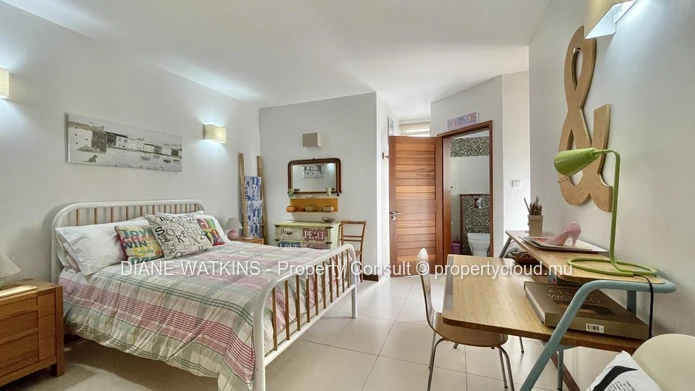 Penthouse en bord de mer à vendre à Rivière Noire | 3 chambres, vue sur la mer et terrasse spacieuse