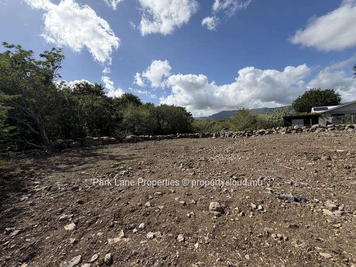 Plot near the river available according to your project 