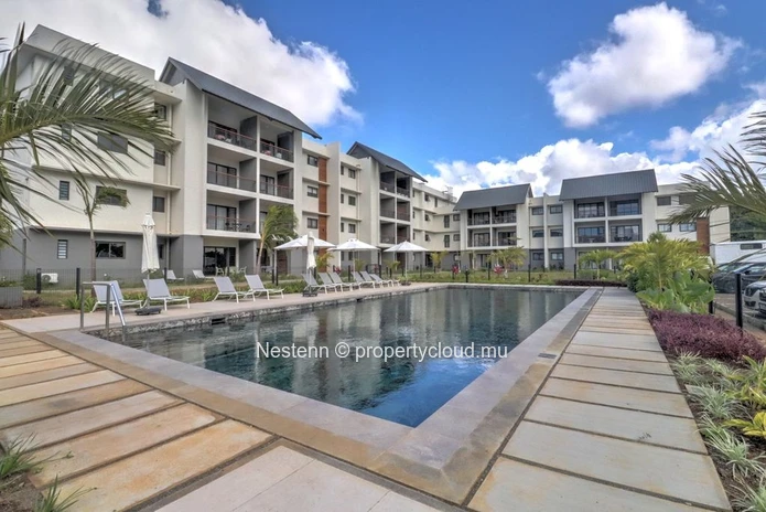 Modern 3-bedroom ground floor triplex apartment close to amenities.