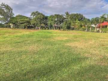 1,520 m² residential plot of land located in the subdivision le Beau Vallon.