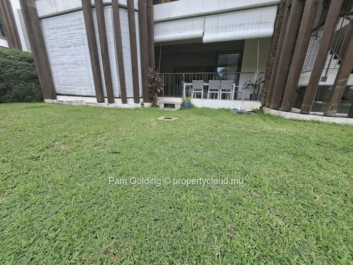 Découvrez ce superbe appartement 2 chambres avec salles de bains ensuite, terrasse avec jardin privé, piscine commune... (Mandat exclusif)