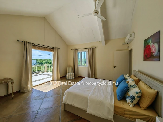 Charmante maison à étage dans un quartier privé, comprenant 3 chambres à coucher, sur un beau jardin arboré avec une ...