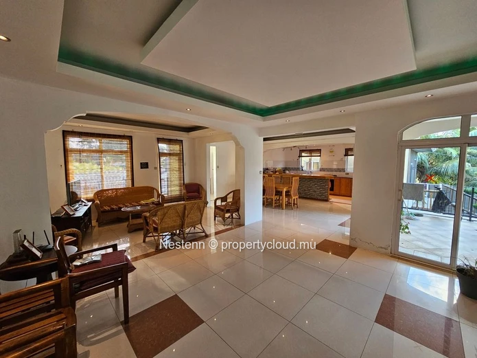 Nestenn present this 3 bedrooms apartment well located in Ville Noire