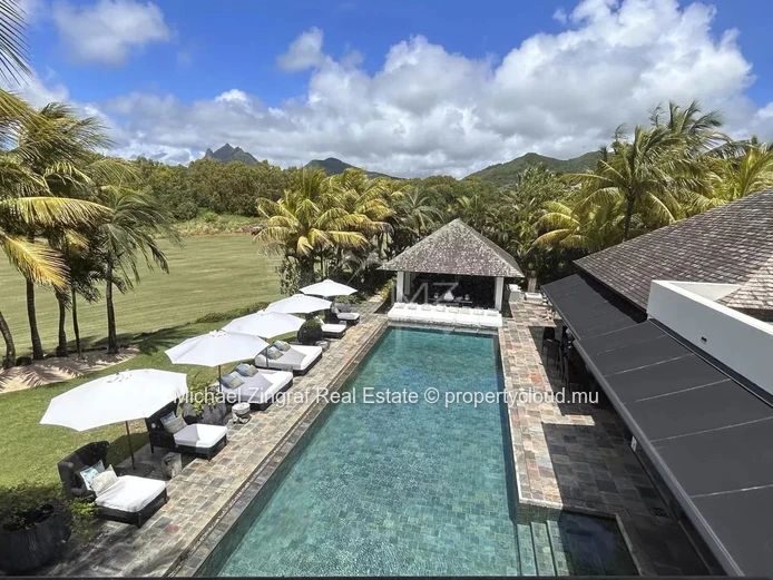 A serene haven with golf and sea view!