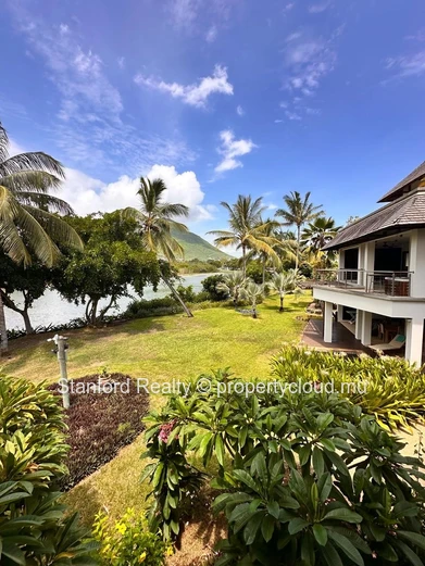 Villa de Luxe de 4 Chambres en Bord de Rivière à Vendre – Tamarin, Ouest