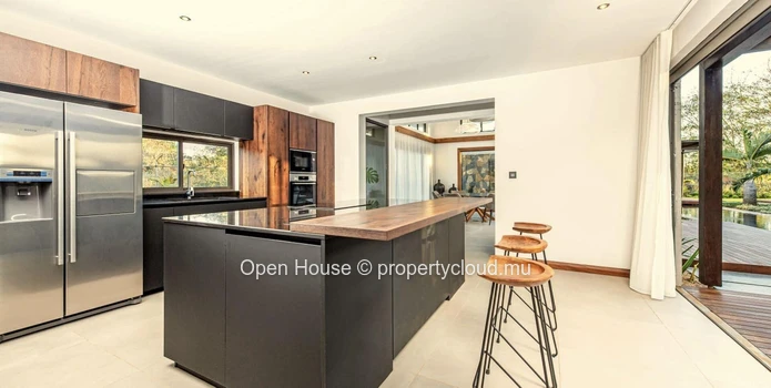 VILLA PDS à vendre à Balaclava, 473m² sur 1671m² terrain, piscine, accessibles aux étrangers.