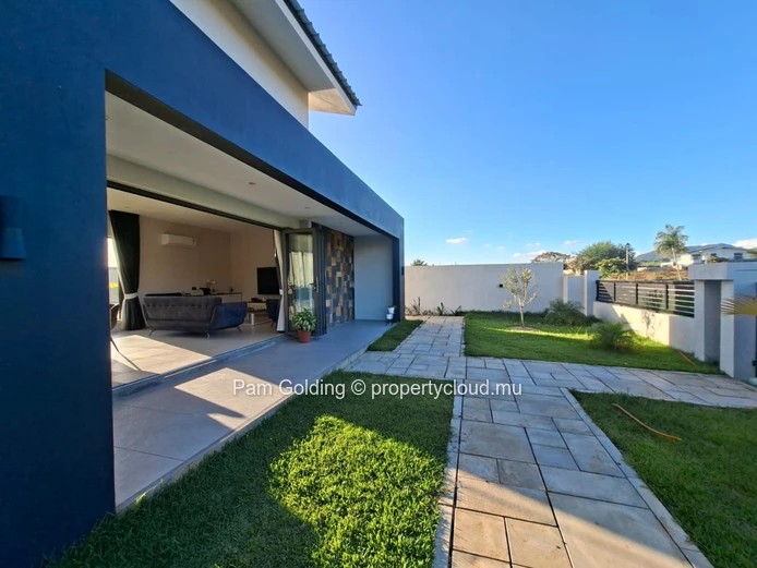 Maison Contemporaine de 3 Chambres avec Piscine dans un Domaine Résidentiel Sécurisé
