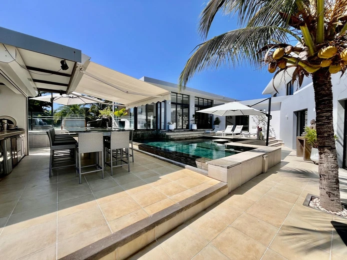 Calodyne - Elegant 4-bedroom home with swimming pool and garden