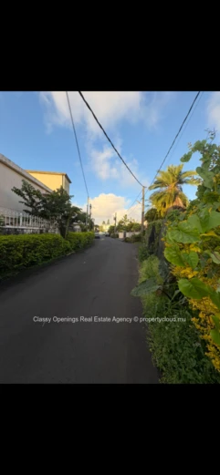 570 m² Walled Lot in Eau Coulée — Quiet Street, Near Bus, Schools & Shops