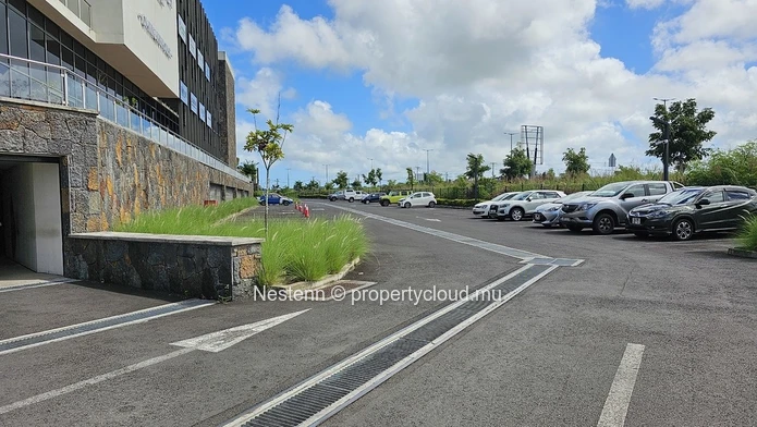 Bureau pratique au calme et entouré de verdure, à proximité de l'aéroport