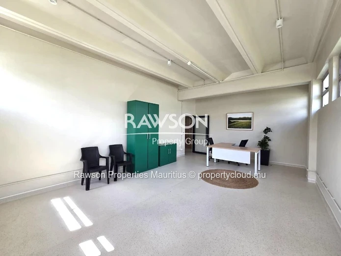 Bureau De 17,6 M² | Location Tout Compris | Mobilier | Nombreuses Installations Et Services | Solitude