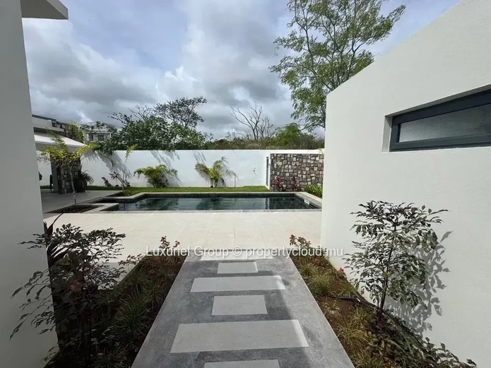 Élégante Villa Moderne avec Piscine à Louer – Grand Baie