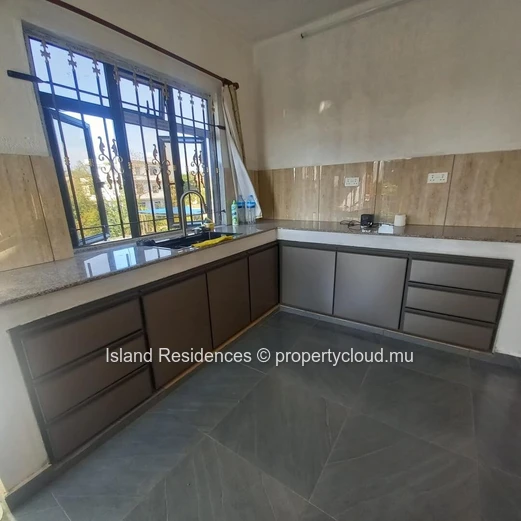 1st floor apartment with 2 AC bedrooms, terrace and parking space