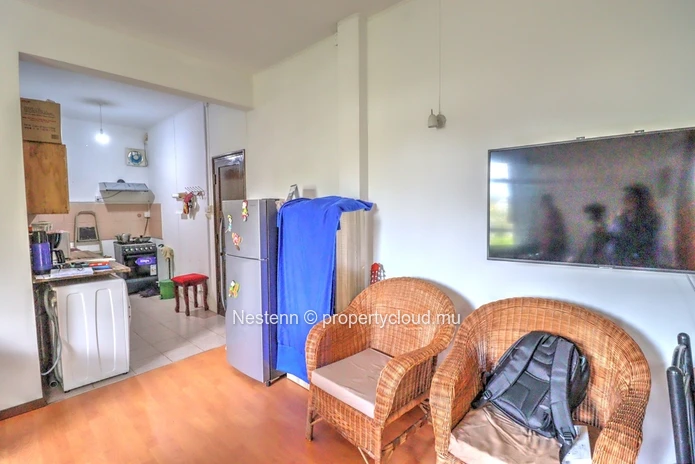Appartement de 1 chambre situé au deuxième étage dans une résidence sécurisée.