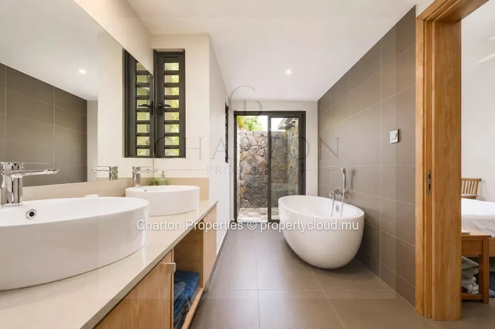 3 bedroom villa with private pool in a privileged residential environment