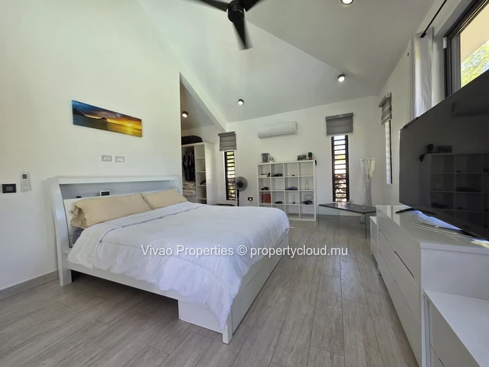 Maison à vendre à Tamarin, 390m², terrain de 1.483m², 4 chambres en suite, piscine privée, vue montagne, proche commo...