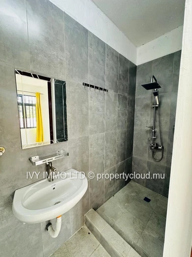 Spacieuse villa de 4 chambres avec salle de bains attenante à louer – Belle Mare | 50 000 roupies par mois