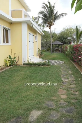 Flic en Flac à louer appartement 2 chambres dans villa à 300 mètres de la plage avec jardin commun