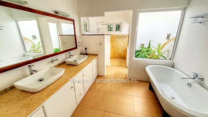 4-bedroom family home in a huge garden