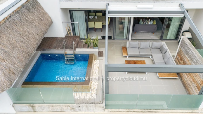 Penthouse PDS à vendre à Tamarin, Rivière Noire. Terrain de 210m², 3 chambres, piscine privée, vue rivière et montagne.