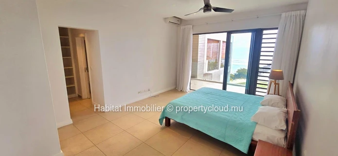 Découvrez ce sublime penthouse pieds dans l'eau de 210 m², entièrement meublé et équipé, situé à Pointe aux Biches. U...