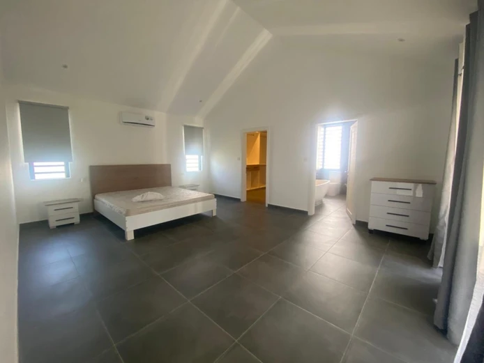4-bedroom house with swimming pool for rent in Pointe aux Canonniers.
