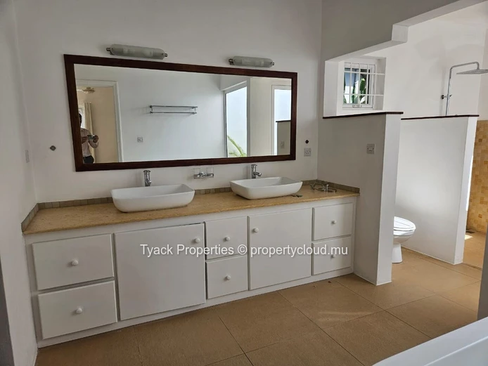 Villa Exclusivité à Petit Raffray – 4 Chambres et Cadre Privé à Forêt Daruty