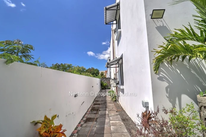Appartement moderne de 2 chambres avec salle de bains privative et piscine