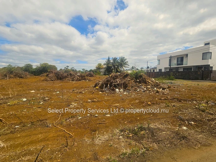 A Vendre Terrain En Pleine Propriété Idéalement Situé À Moka
