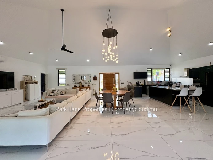 Modern Luxury Villa with Mountain Views and Private Pool in Tamarin