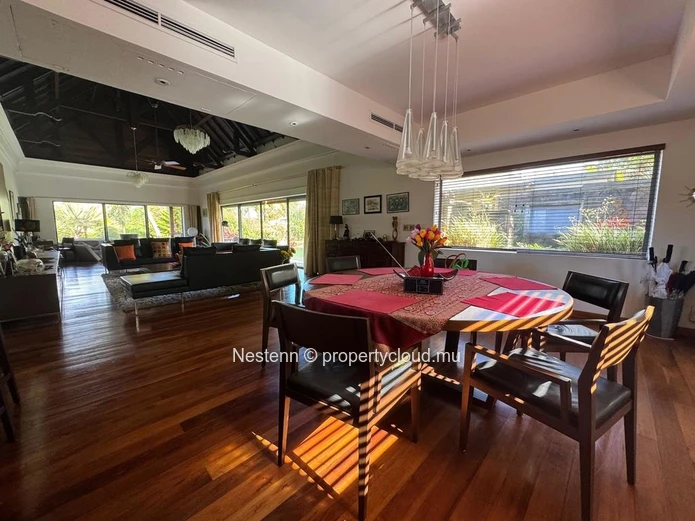 Exceptional villa in the heart of a private estate