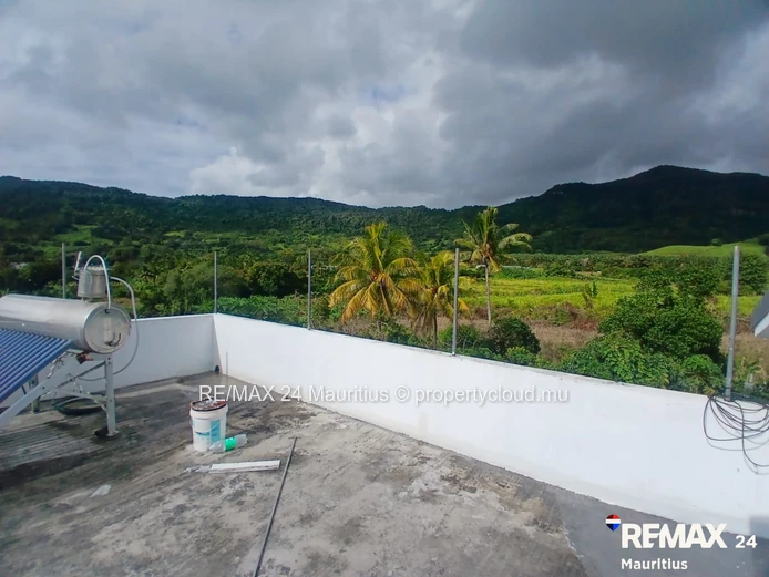 Spacious 5-Bedroom Family Home with Stunning Mountain Views