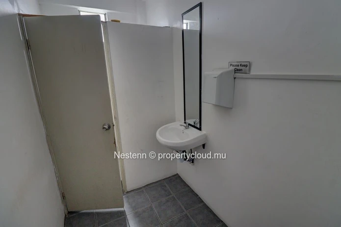 Bureau meublé au 4? étage avec vue imprenable sur le centre-ville