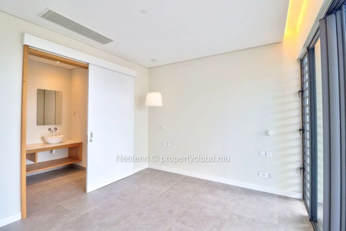 4-bedroom penthouse with sea and mountain views