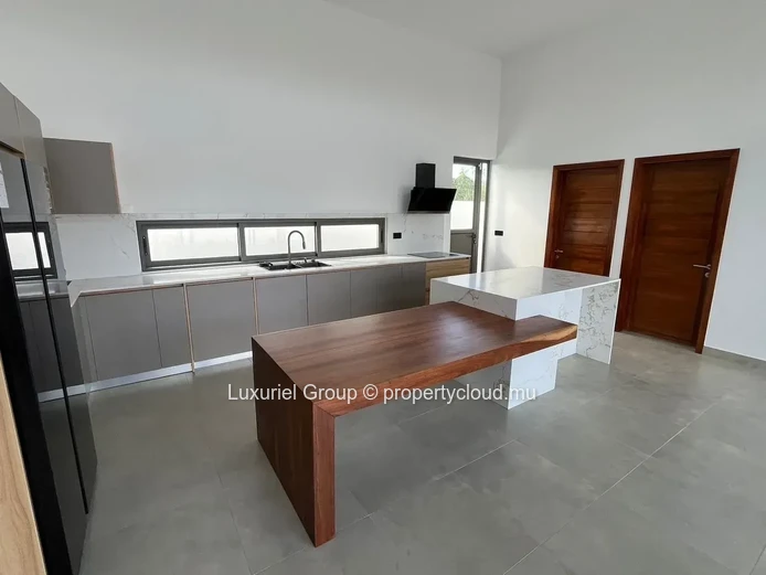 Confort et Élégance à Pereybere : Villa Neuve avec Espaces Ouverts