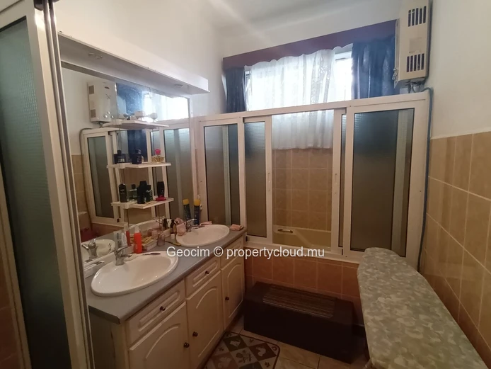 Flic en Flac Morc De Chazal à 5 mns de la plage Maison meublée de 6 càc 2 sdb sur 99 toises. Etage à compléter. (Mandat exclusif)