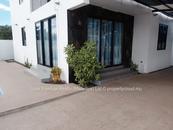 Villa Moderne et Spacieuse de 4 Chambres avec Piscine près de Port-Louis