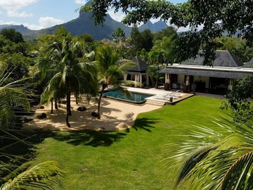 For sale a magnificent luxury villa on the Golf de Tamarina in the west of Mauritius