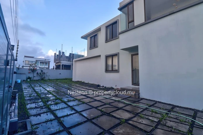 Villa duplex moderne à Côte d'Or avec 4 chambres, 3 salles de bains, vue sur la montagne, cuisine américaine meublée ...