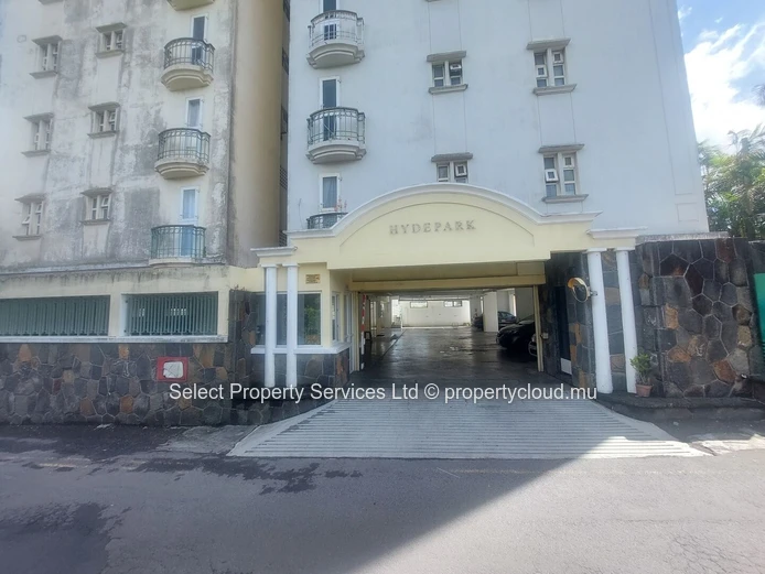 À Vendre : Spacieux Appartement au Centre de Quatre Bornes à Rs