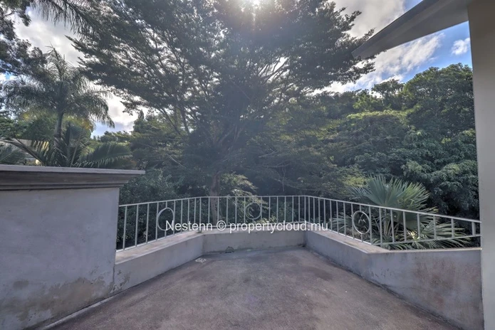Élégante maison de 3 chambres à louer à Moka – Cadre paisible au bord de la rivière