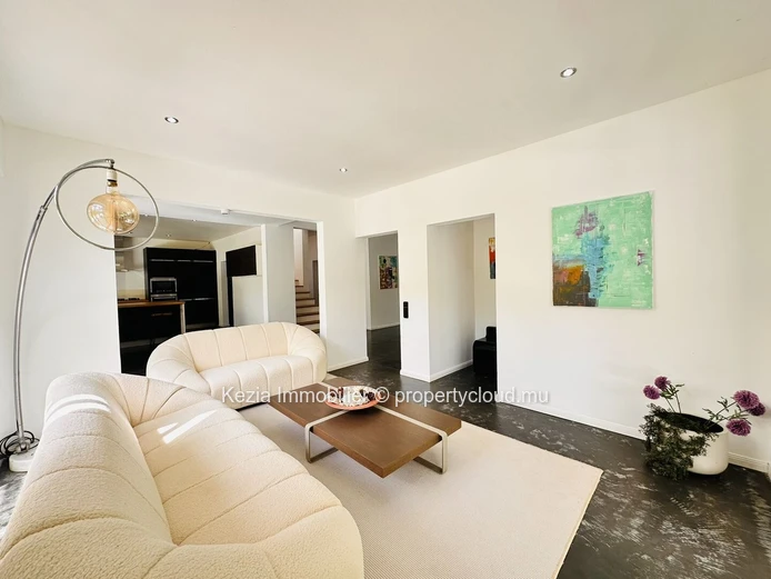 Contemporary Villa In The Heart Of An Exceptional Garden