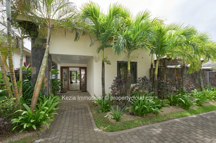 Lush Balinese villa with exceptional volumes