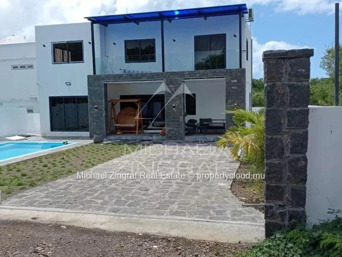 Villa de 4 Chambres avec Piscine à Calodyne